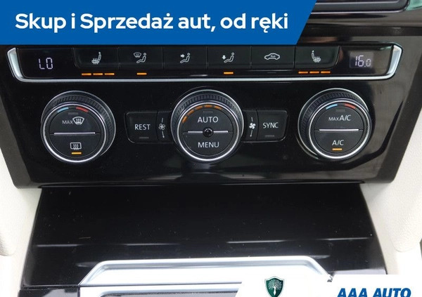 Volkswagen Passat cena 68000 przebieg: 151589, rok produkcji 2015 z Raszków małe 154